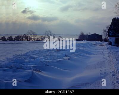 La deriva della neve da una vecchia casa colonica su ALS, Danimarca, in inverno Foto Stock