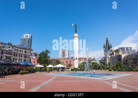 Batumi, Georgia - 2 luglio 2021: La piazza europea con il monumento Medea, fontana e ristoranti nel centro della città di Batumi, Georgia in estate Foto Stock