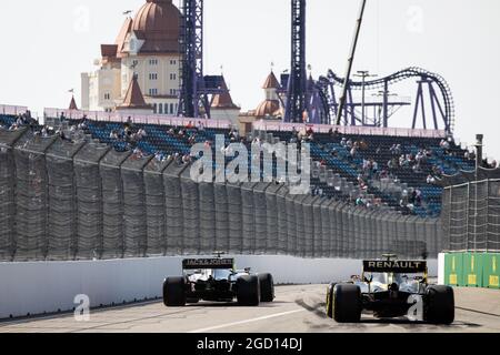 Kevin Magnussen (DEN) Haas VF-20 ed Esteban OCON (fra) Renault F1 Team RS20. Gran Premio di Russia, venerdì 25 settembre 2020. Sochi Autodrom, Sochi, Russia. Foto Stock