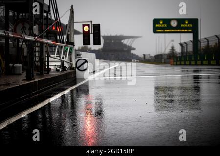 Circuito atmosfera - luce rossa all'uscita della pit lane durante la prima sessione di prove. Gran Premio di Eifel, venerdì 9 ottobre 2020. Nurbugring, Germania. Foto Stock