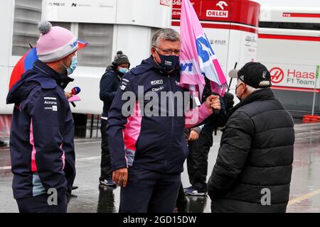 Otmar Szafnauer (USA) Racing Point F1 Team Principal e CEO con Norbert Vettel (GER), padre di Sebastian Vettel (GER) Ferrari. Gran Premio di Eifel, venerdì 9 ottobre 2020. Nurbugring, Germania. Foto Stock