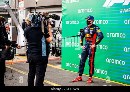 Max Verstappen (NLD) Red Bull Racing in parc ferme con David Coulthard (GBR) canale 4 F1 commentatore. Gran Premio di Eifel, domenica 11 ottobre 2020. Nurbugring, Germania. Immagine pool FIA solo per uso editoriale Foto Stock