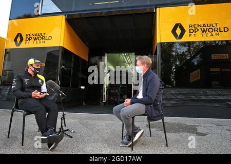 (Da L a R): Fernando Alonso (ESP) Renault F1 Team con Simon Lazenby (GBR) Sky Sports F1 TV Presenter. Gran Premio dell'Emilia Romagna, venerdì 29 ottobre 2020. Imola, Italia. Foto Stock