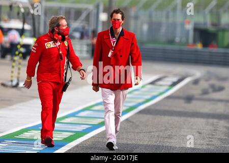 (Da L a R): Gino Rosato (CDN) Ferrari con John Elkann (ITA) Presidente FIAT Chrysler Automobiles. Gran Premio dell'Emilia Romagna, domenica 1 novembre 2020. Imola, Italia. Foto Stock