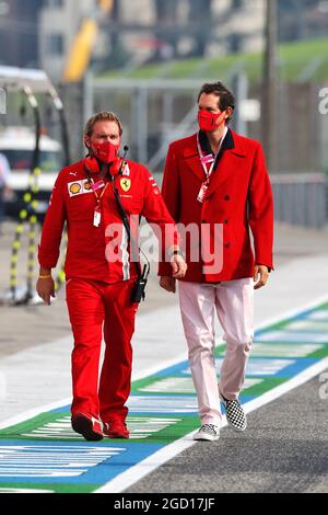 (Da L a R): Gino Rosato (CDN) Ferrari con John Elkann (ITA) Presidente FIAT Chrysler Automobiles. Gran Premio dell'Emilia Romagna, domenica 1 novembre 2020. Imola, Italia. Foto Stock