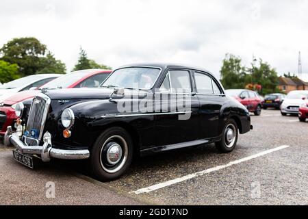 Woodbridge Suffolk UK Agosto 09 2021: Un 444 nero vintage Wolseley 1955 quattro quaranta quattro in condizioni sorprendenti Foto Stock