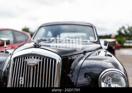 Woodbridge Suffolk UK Agosto 09 2021: Un 444 nero vintage Wolseley 1955 quattro quaranta quattro in condizioni sorprendenti Foto Stock