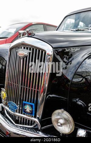 Woodbridge Suffolk UK Agosto 09 2021: Un 444 nero vintage Wolseley 1955 quattro quaranta quattro in condizioni sorprendenti Foto Stock