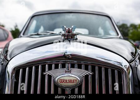 Woodbridge Suffolk UK Agosto 09 2021: Un 444 nero vintage Wolseley 1955 quattro quaranta quattro in condizioni sorprendenti Foto Stock