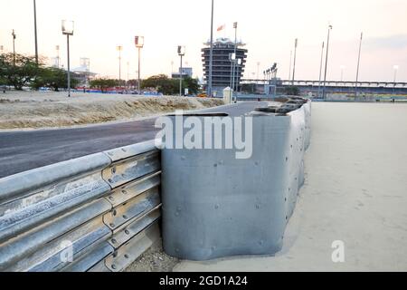 La barriera armco tra le curve 4 e 5 ha due strati di pneumatici con un binding trasportatore-nastro installato dopo il crash del Romain Grosjean (fra) Haas F1 Team nel Gran Premio del Bahrain. Gran Premio di Sakhir, giovedì 3 dicembre 2020. Sakhir, Bahrein. Foto Stock