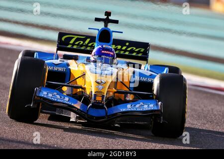 Fernando Alonso (ESP) Renault F1 Team nella Renault R25 2005. Gran Premio di Abu Dhabi, venerdì 11 dicembre 2020. Yas Marina Circuit, Abu Dhabi, Emirati Arabi Uniti. Foto Stock