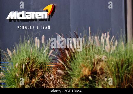 Logo McLaren. Test di Formula uno, domenica 14 marzo 2021. Sakhir, Bahrein. Foto Stock