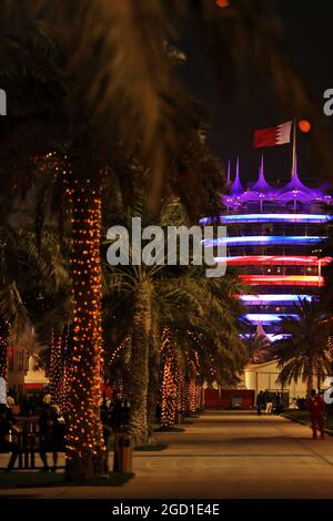 Atmosfera da paddock - edificio illuminato. Gran Premio del Bahrain, giovedì 25 marzo 2021. Sakhir, Bahrein. Foto Stock