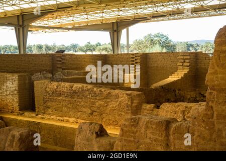 Mura, dintorni, spazi e dettagli del sito archeologico del Tempio Tartessiano di Cancho Roano, con vestigia di Atlantide Foto Stock