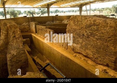 Mura, dintorni, spazi e dettagli del sito archeologico del Tempio Tartessiano di Cancho Roano, con vestigia di Atlantide Foto Stock