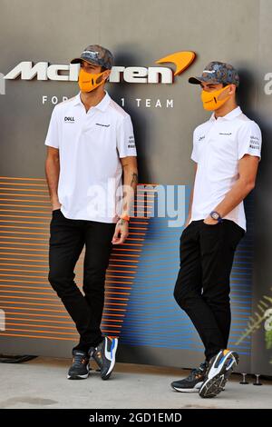 (Da L a R): Daniel Ricciardo (AUS) McLaren con il compagno di squadra Lando Norris (GBR) McLaren. Gran Premio del Bahrain, domenica 28 marzo 2021. Sakhir, Bahrein. Foto Stock