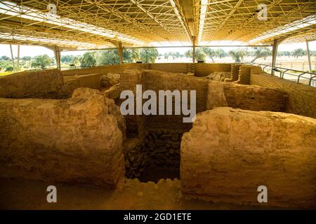 Mura, dintorni, spazi e dettagli del sito archeologico del Tempio Tartessiano di Cancho Roano, con vestigia di Atlantide Foto Stock