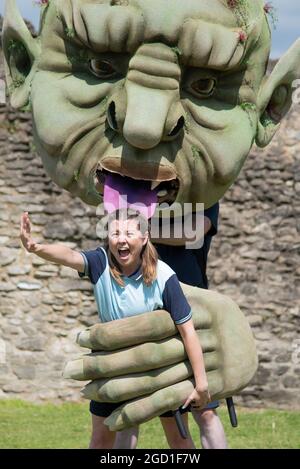 Londra, Regno Unito. 10 agosto 2021. Il cast del nostro insegnante a Troll di Dennis Kelly ha fatto una prova nelle rovine dell'abbazia di Lesnes, trasformandola in un teatro all'aperto quest'estate. Lo spettacolo si svolge dall'11 al 22 agosto. Credit: claire doherty/Alamy Live News Foto Stock
