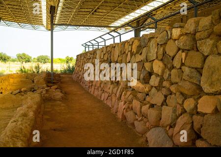 Mura, dintorni, spazi e dettagli del sito archeologico del Tempio Tartessiano di Cancho Roano, con vestigia di Atlantide Foto Stock