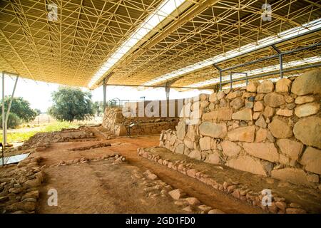 Mura, dintorni, spazi e dettagli del sito archeologico del Tempio Tartessiano di Cancho Roano, con vestigia di Atlantide Foto Stock