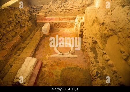 Mura, dintorni, spazi e dettagli del sito archeologico del Tempio Tartessiano di Cancho Roano, con vestigia di Atlantide Foto Stock