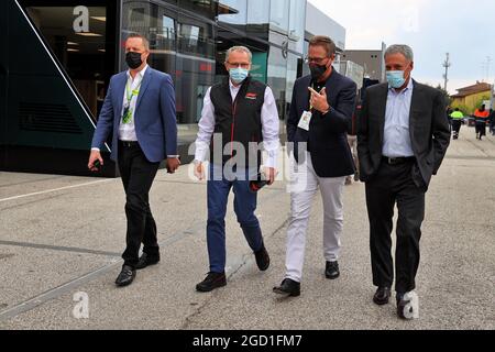 (Da L a R): ; Stefano Domenicali (ITA) Presidente e CEO di Formula uno; Tom Garfinkel (USA) Vice Presidente, Presidente e Amministratore Delegato del Miami Dolphins and Hard Rock Stadium; e Chase Carey (USA). Gran Premio d'Emilia Romagna, domenica 18 aprile 2021. Imola, Italia. Foto Stock