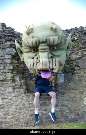 Abbey Wood, Londra, Regno Unito. 10 agosto 2021. "Il nostro insegnante a Troll" trasforma le rovine dell'abbazia di Lesnes in un teatro all'aperto. Dennis Kelly (Matilda The Musical), vincitore del premio "a Troll" del nostro insegnante, trasformerà quest'estate le splendide rovine dell'abbazia di Lesnes in un teatro all'aperto. Due terribili gemelli, Sean e Holly, con un talento per i disordini governano la loro scuola con terrore e tirannia - fino all'arrivo di un nuovo insegnante con pelle scottata, grangs voluminosi e una coda spiritosa. Credit: Phil Robinson/Alamy Live News Foto Stock