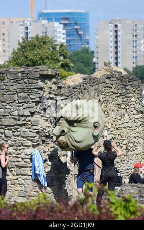 Abbey Wood, Londra, Regno Unito. 10 agosto 2021. "Il nostro insegnante a Troll" trasforma le rovine dell'abbazia di Lesnes in un teatro all'aperto. Dennis Kelly (Matilda The Musical), vincitore del premio "a Troll" del nostro insegnante, trasformerà quest'estate le splendide rovine dell'abbazia di Lesnes in un teatro all'aperto. Due terribili gemelli, Sean e Holly, con un talento per i disordini governano la loro scuola con terrore e tirannia - fino all'arrivo di un nuovo insegnante con pelle scottata, grangs voluminosi e una coda spiritosa. Credit: Phil Robinson/Alamy Live News Foto Stock