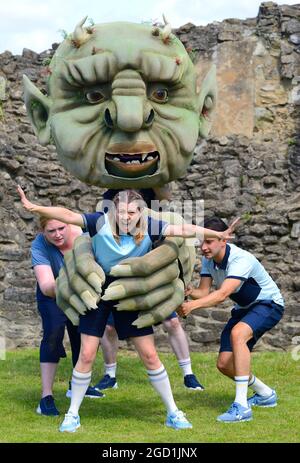 Abbey Wood, Londra, Regno Unito. 10 agosto 2021. "Il nostro insegnante a Troll" trasforma le rovine dell'abbazia di Lesnes in un teatro all'aperto. Dennis Kelly (Matilda The Musical), vincitore del premio "a Troll" del nostro insegnante, trasformerà quest'estate le splendide rovine dell'abbazia di Lesnes in un teatro all'aperto. Due terribili gemelli, Sean e Holly, con un talento per i disordini governano la loro scuola con terrore e tirannia - fino all'arrivo di un nuovo insegnante con pelle scottata, grangs voluminosi e una coda spiritosa. Credit: Phil Robinson/Alamy Live News Foto Stock