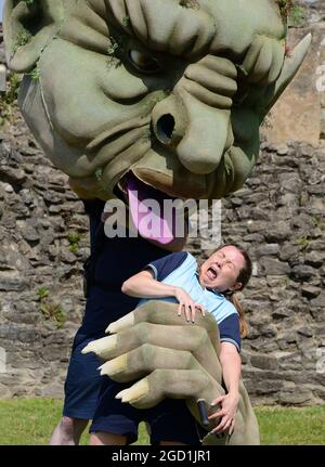 Abbey Wood, Londra, Regno Unito. 10 agosto 2021. "Il nostro insegnante a Troll" trasforma le rovine dell'abbazia di Lesnes in un teatro all'aperto. Dennis Kelly (Matilda The Musical), vincitore del premio "a Troll" del nostro insegnante, trasformerà quest'estate le splendide rovine dell'abbazia di Lesnes in un teatro all'aperto. Due terribili gemelli, Sean e Holly, con un talento per i disordini governano la loro scuola con terrore e tirannia - fino all'arrivo di un nuovo insegnante con pelle scottata, grangs voluminosi e una coda spiritosa. Credit: Phil Robinson/Alamy Live News Foto Stock