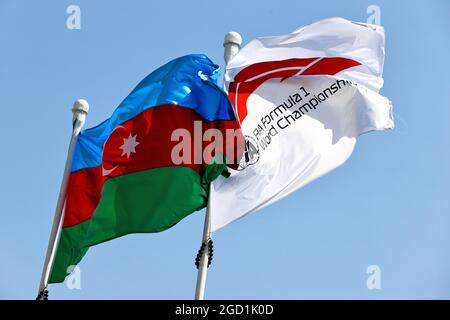 Circuito atmosfera - Azerbaigian e F1 bandiere. Gran Premio di Azerbaigian, giovedì 3 giugno 2021. Circuito cittadino di Baku, Azerbaigian. Foto Stock