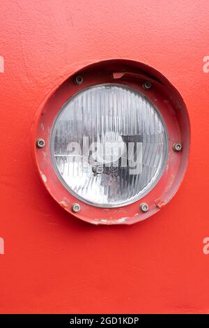 Helsinki / Finlandia - 9 AGOSTO 2021: Dettaglio di un faro di un treno d'epoca su superficie rossa. Foto Stock