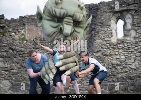 Londra, Regno Unito. 10 agosto 2021. Il cast del nostro insegnante a Troll di Dennis Kelly ha fatto una prova nelle rovine dell'abbazia di Lesnes, trasformandola in un teatro all'aperto quest'estate. Lo spettacolo si svolge dall'11 al 22 agosto. Credit: claire doherty/Alamy Live News Foto Stock