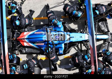 Fernando Alonso (ESP) Alpine F1 Team A521 fa una sosta ai box. Steiermark Grand Prix, domenica 27 giugno 2021. Spielberg, Austria. Foto Stock