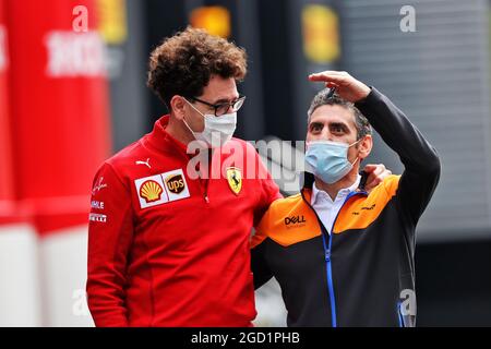 (Da L a R): Mattia Binotto (ITA) Ferrari Team Principal con Andrea Stella (ITA) McLaren Performance Director. Gran Premio d'Austria, venerdì 2 luglio 2021. Spielberg, Austria. Foto Stock