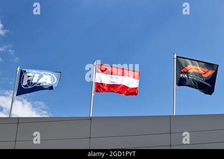 Circuito atmosfera - FIA, Austriaci, e F1 bandiere. Gran Premio d'Austria, sabato 3 luglio 2021. Spielberg, Austria. Foto Stock