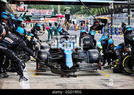 Fernando Alonso (ESP) Alpine F1 Team A521 fa una sosta ai box. Gran Premio d'Austria, domenica 4 luglio 2021. Spielberg, Austria. Foto Stock