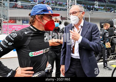 (Da L a R): Fernando Alonso (ESP) Alpine F1 Team con Stefano Domenicali (ITA) Presidente e Amministratore Delegato di Formula uno in griglia. Gran Premio d'Austria, domenica 4 luglio 2021. Spielberg, Austria. Foto Stock