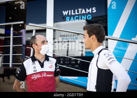 (Da L a R): Robert Kubica (POL) Alfa Romeo Racing Reserve driver con George Russell (GBR) Williams Racing. Gran Premio di Gran Bretagna, sabato 17 luglio 2021. Silverstone, Inghilterra. Foto Stock