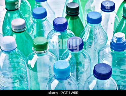 bottiglia di plastica vuota contenitore trasparente di riciclaggio acqua ambiente bevande rifiuti bevande Foto Stock