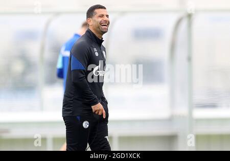 Schalke, Germania. 10 agosto 2021. Firo: 10.08.2021, Fuvuball, stagione 2021/2022, 2. Bundesliga FC Schalke 04 allenatore DIMITRIOS GRAMMOZIS Gesture Credit: dpa/Alamy Live News Foto Stock