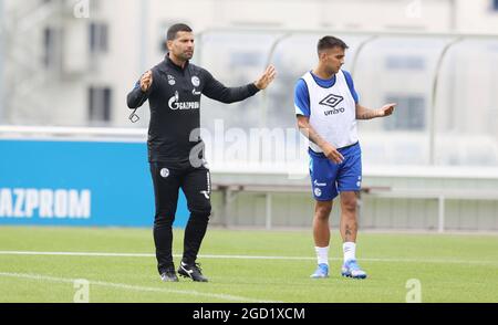 Schalke, Germania. 10 agosto 2021. Firo: 10.08.2021, Fuvuball, stagione 2021/2022, 2. Bundesliga FC Schalke 04 allenatore con RODRIGO ZALAZAR/dpa/Alamy Live News Foto Stock