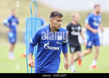 Schalke, Germania. 10 agosto 2021. Firo: 10.08.2021, Fuvuball, stagione 2021/2022, 2° Bundesliga FC Schalke 04 formazione con RODRIGO ZALAZAR/dpa/Alamy Live News Foto Stock