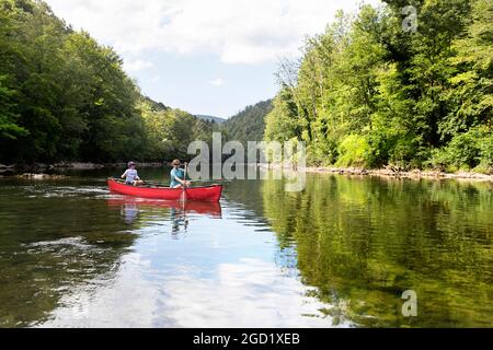 Madre e figlio guidano una canoa sul fiume Kolpa al confine tra Slovenia e Croazia Foto Stock