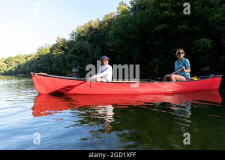 Madre e figlio guidano una canoa sul fiume Kolpa al confine tra Slovenia e Croazia Foto Stock