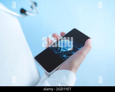Il medico mostra nell'app del telefono cellulare con un ologramma della persona e degli organi interni. Foto e 3d rendere neurologia Foto Stock
