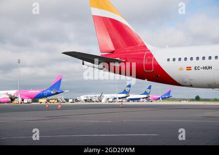 Airbus A320-200 di Iberia, compagnia aerea a basso costo Ryanair Aircraft Boeing 737-800 e compagnia aerea a basso costo Wizz Air Airbus A320-200 a Gdansk Lech Walesa Airpor Foto Stock