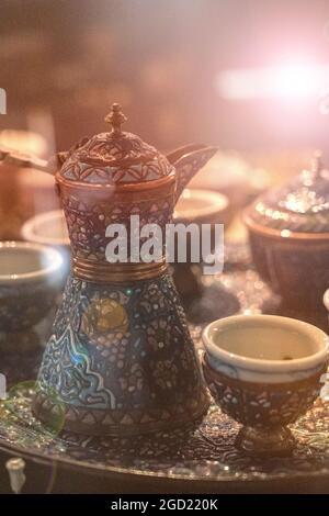 Caraffa d'argento orientale Antique e set di tazze di caffè Foto Stock