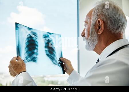 medico ospedale medicina medica salute clinica radiologica radiologia cura diagnosi xray virus senior Foto Stock