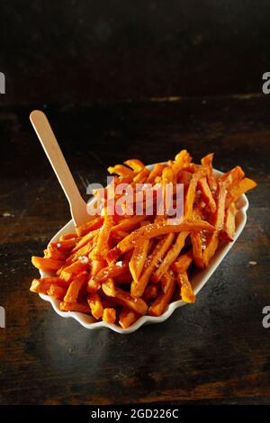 Dall'alto di fette di patate fritte con condimenti Foto Stock